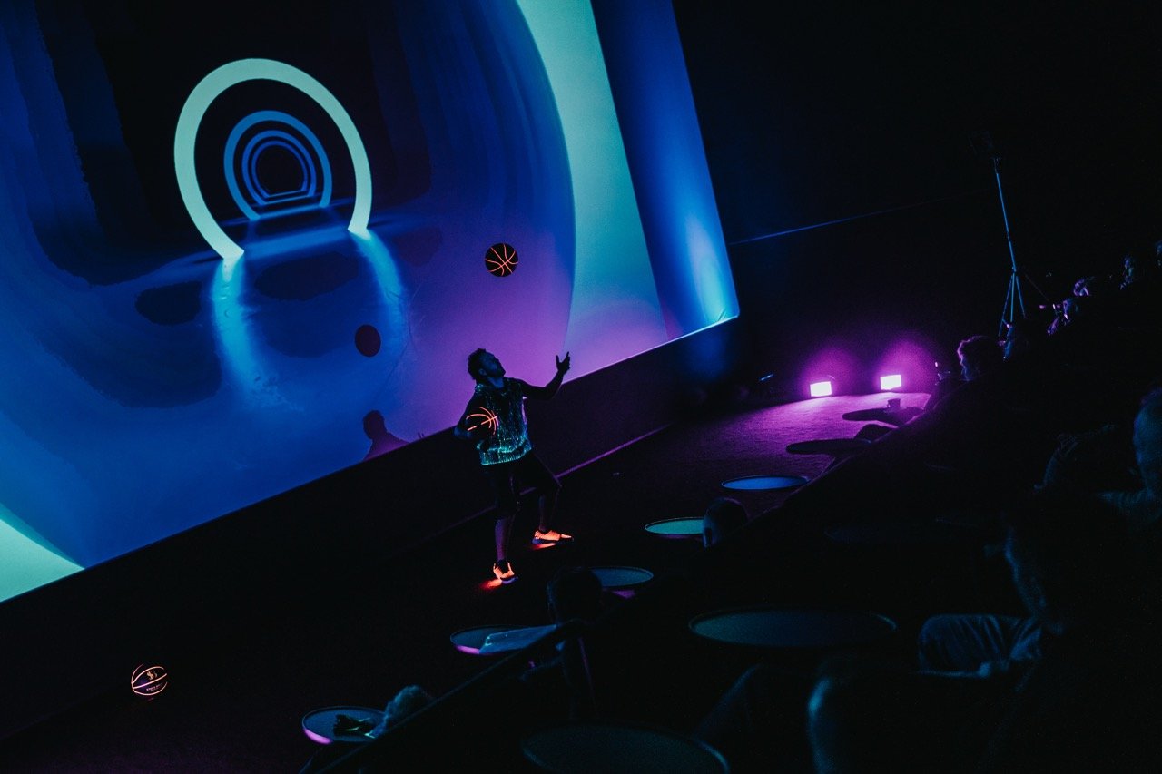 Sportmarketingbureau Centrista – basketbal lichtshow activatie tijdens SportConnect evenement met LED-projecties en publiek